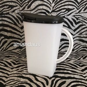 *New* Tupperware Outdoor One Gallon Pitcher
